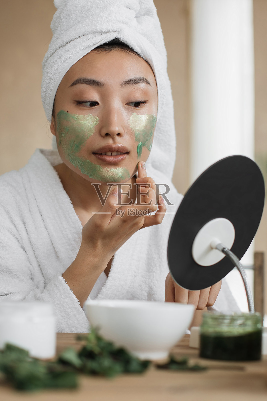 女士涂抹绿色面膜照片摄影图片