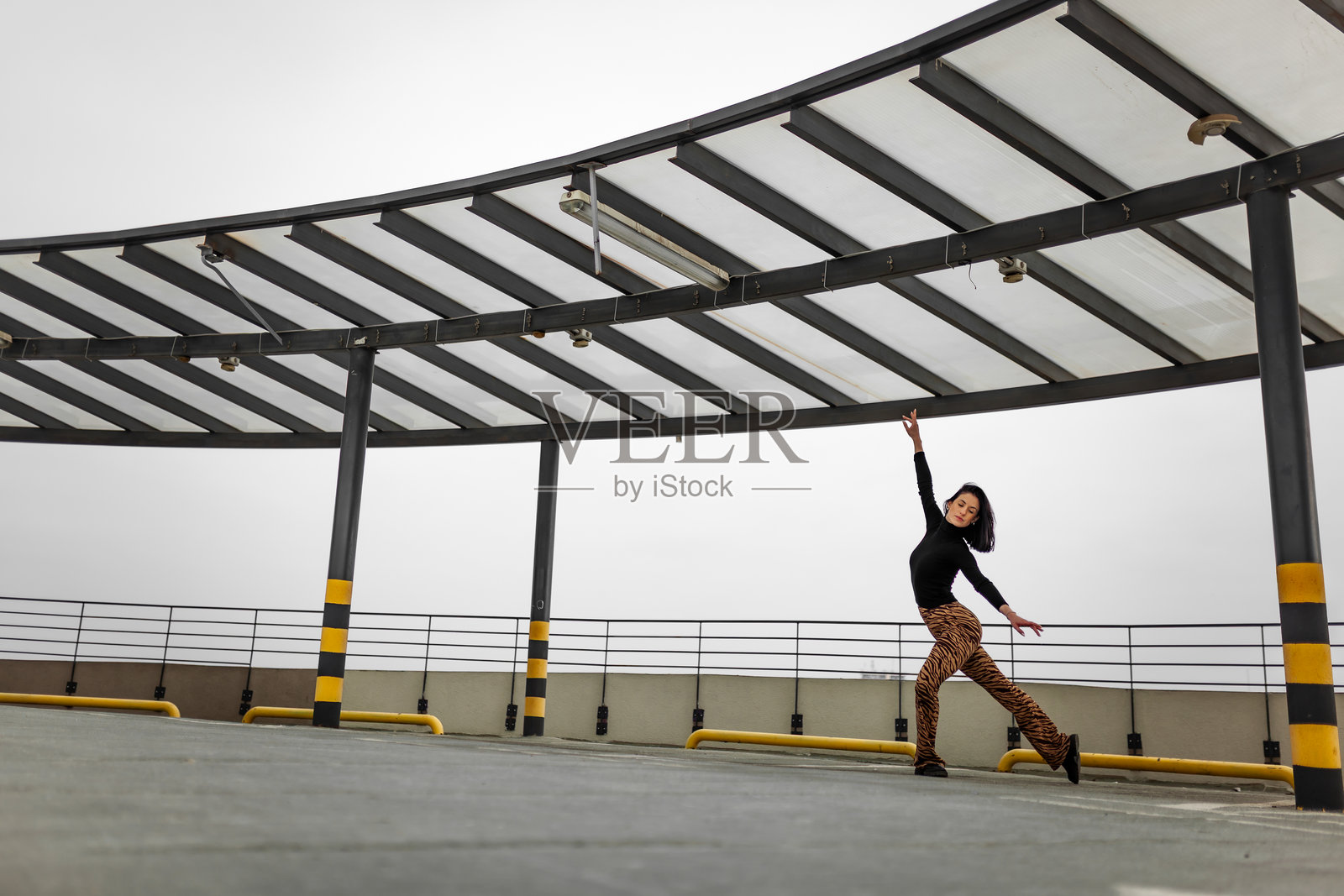 阴天白日,舞者在城市屋顶舞台上尽情展现喜悦与创意照片摄影图片