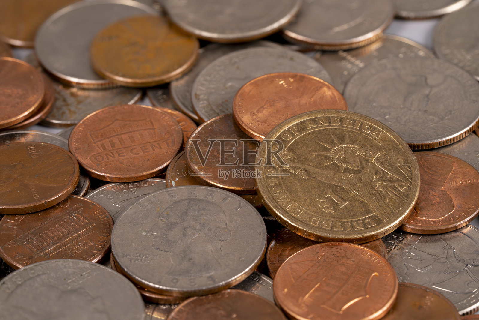 散落在桌面上的不同面值和尺寸的硬币照片摄影图片