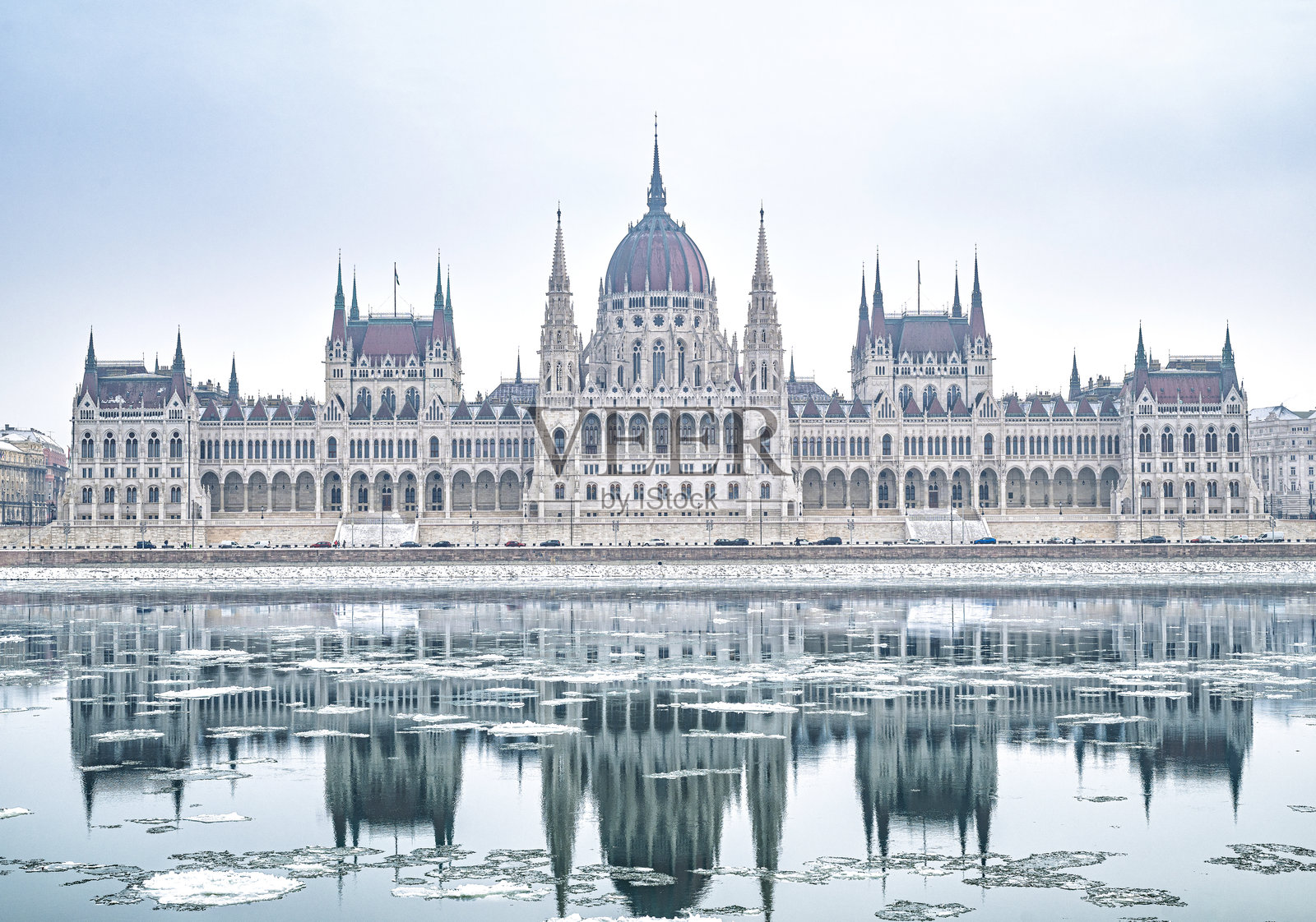 冰雪覆盖的布达佩斯照片摄影图片