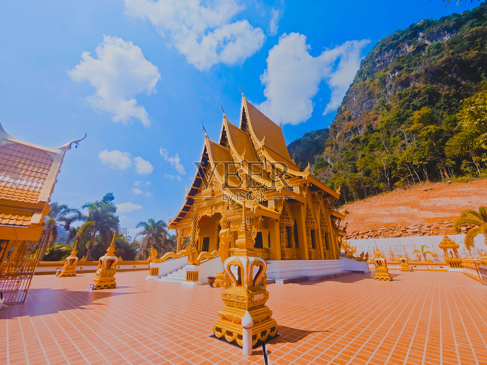 泰国甲米考华兴寺的金碧辉煌的乌波索(主殿)照片摄影图片