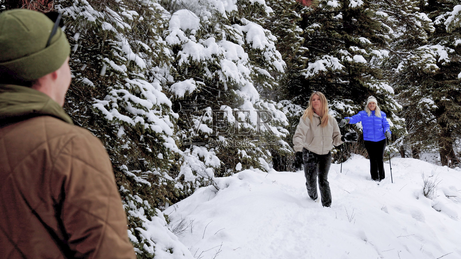 一家人在森林里打雪仗照片摄影图片