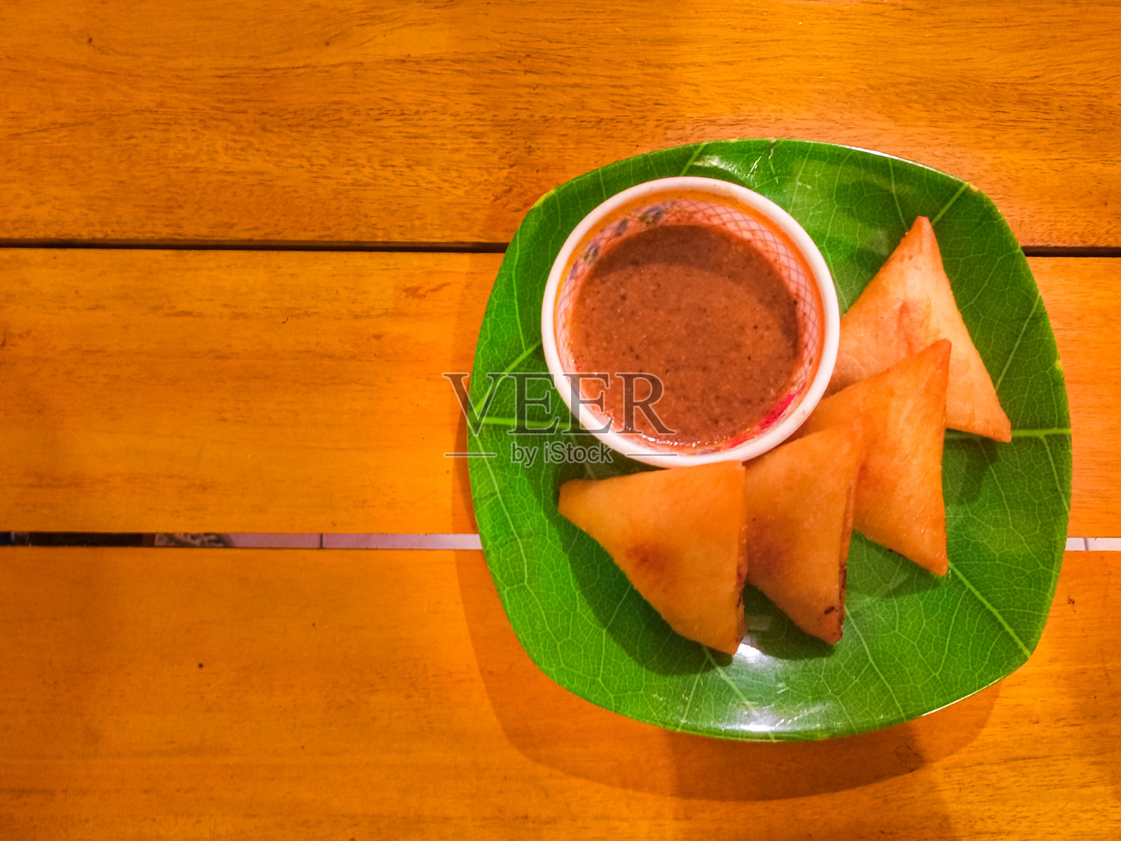 亚洲融合开胃菜:炸肉奶酪点心配花生酱照片摄影图片