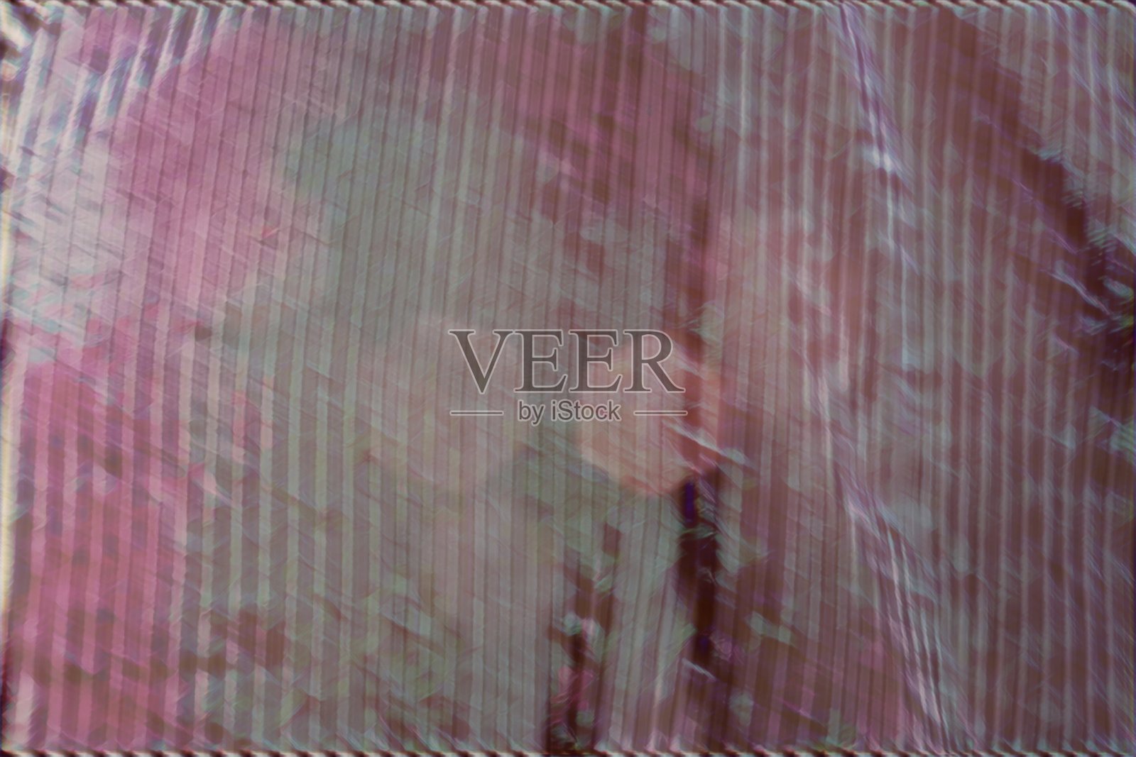 抽象的柔和背景,带有粉色、紫色和米色的分层色调,细微的垂直线条和纹理叠加,营造出梦幻、艺术和柔美的视觉氛围。照片摄影图片