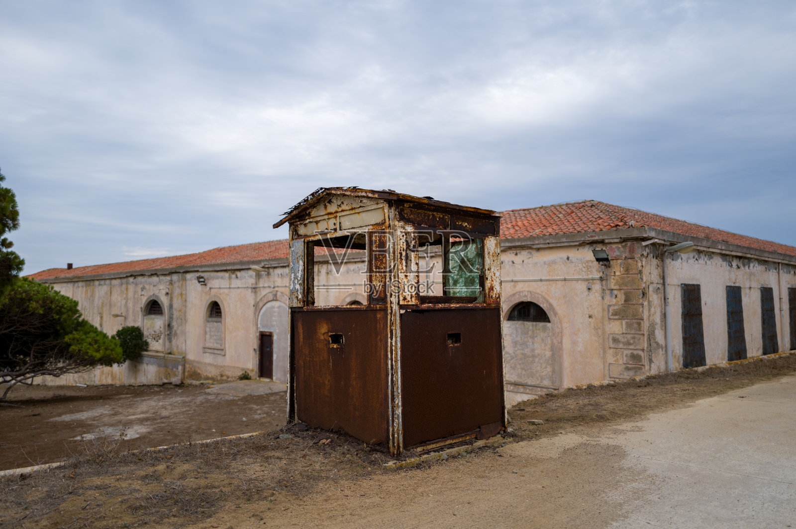 废弃建筑旁的锈迹斑斑的警卫室,阿西纳拉照片摄影图片