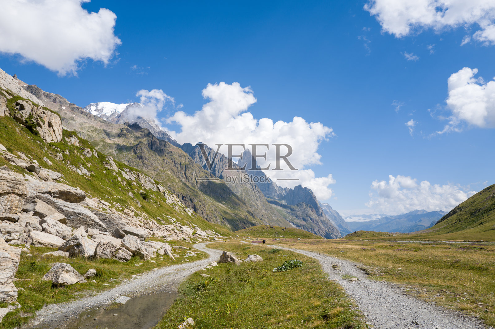 意大利阿尔卑斯山风景中蜿蜒的砂石小径照片摄影图片