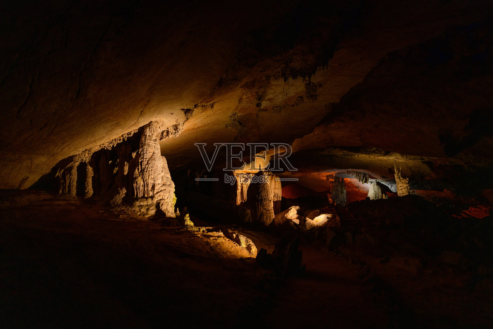 老挝孔罗洞的戏剧性钟乳石照片摄影图片