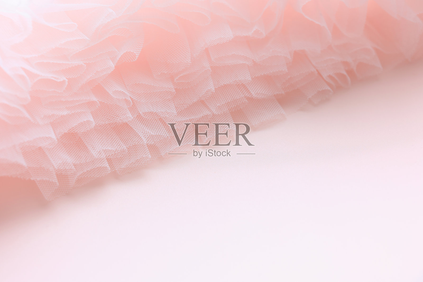 粉色薄纱背景的柔软层次,带有复制空间。照片摄影图片