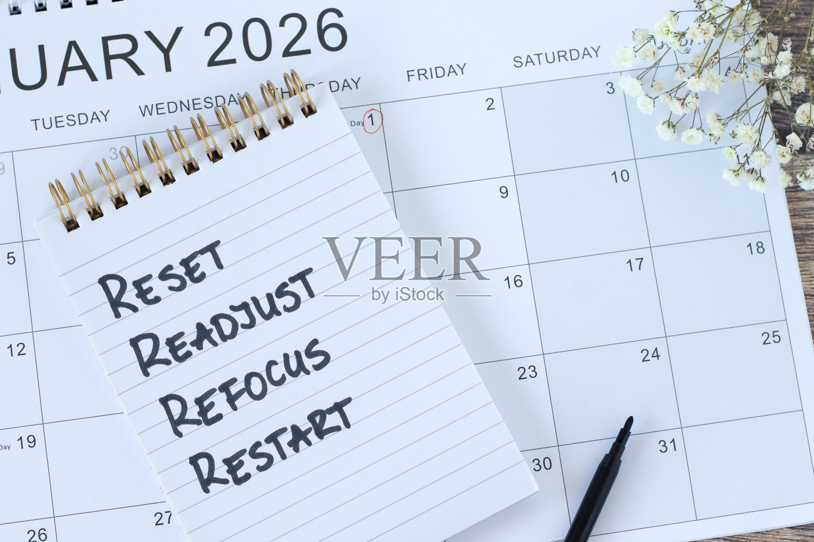 笔记本中的重置、调整、重新聚焦、重启、励志清单,附带2026年1月日历照片摄影图片