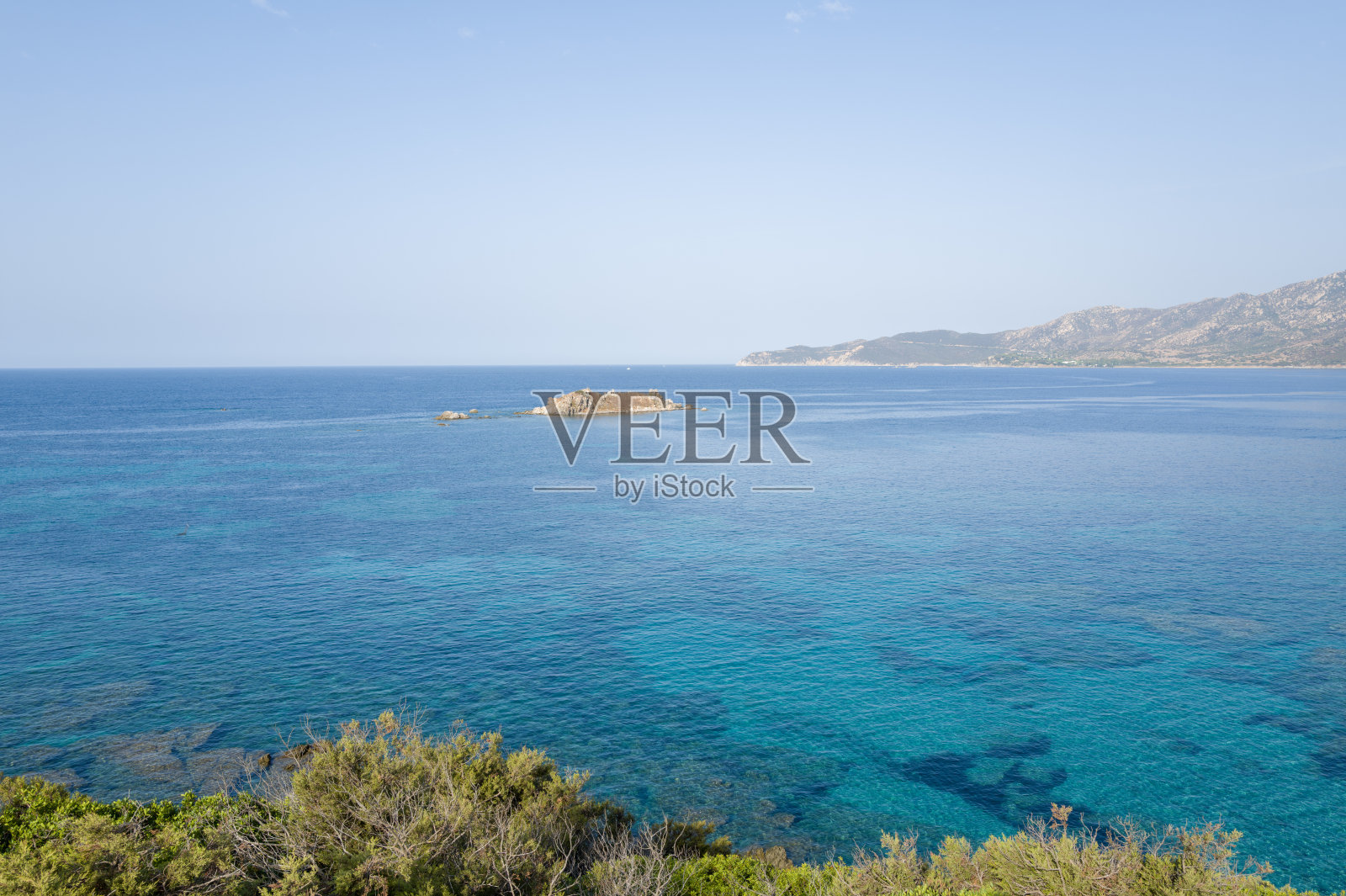 蔚蓝的大海和岩石小岛,卡波卡波纳拉照片摄影图片