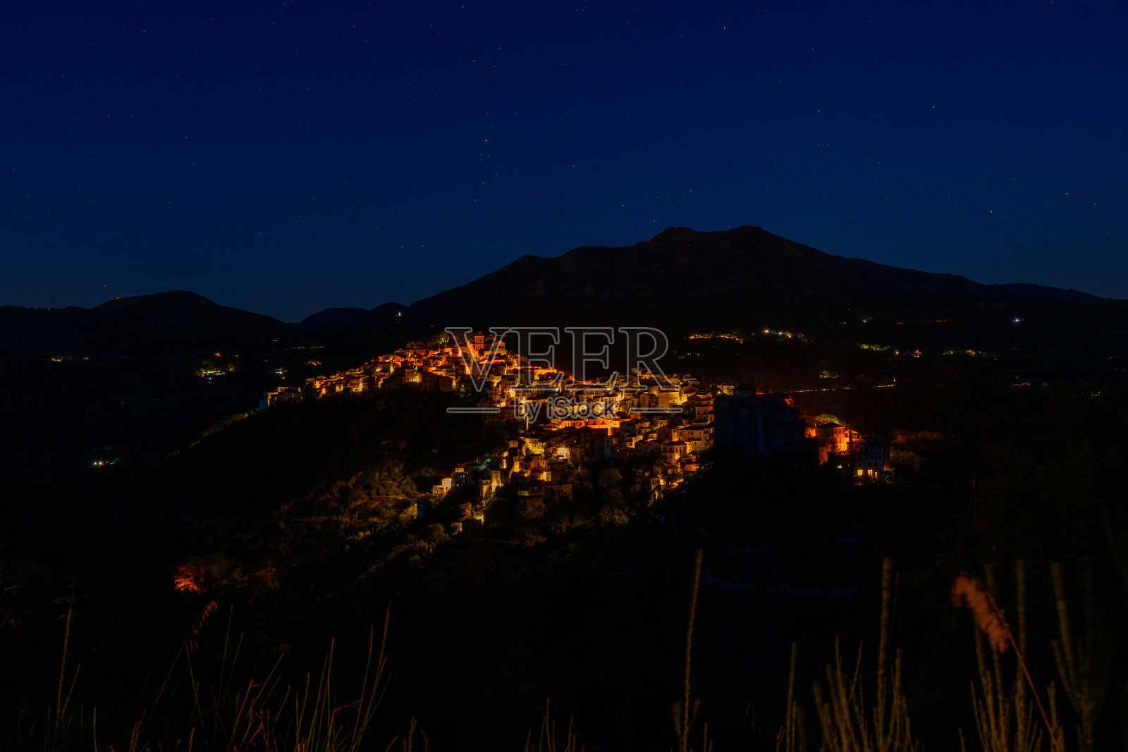 夜幕降临后灯火通明的山村里韦洛照片摄影图片