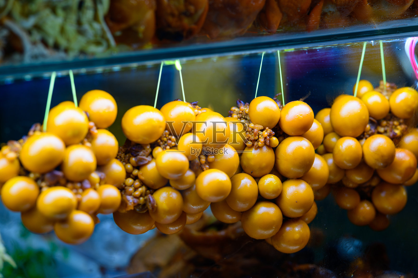 黄色夜市水果串特写照片摄影图片