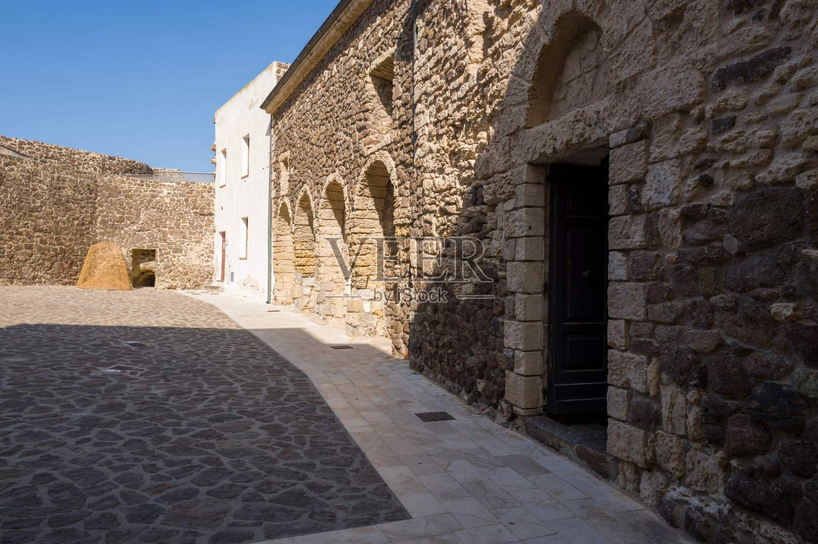 卡斯泰尔萨尔多老城区的古老石砌庭院照片摄影图片