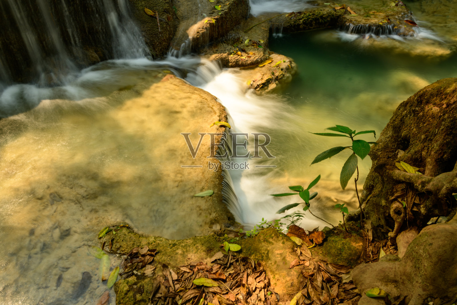 阳光下的石灰岩台阶,位于广西瀑布照片摄影图片