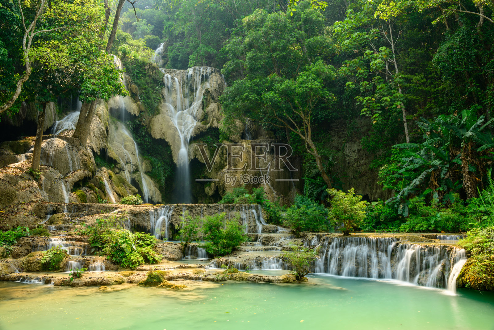 老挝光西瀑布被葱郁的森林环绕照片摄影图片