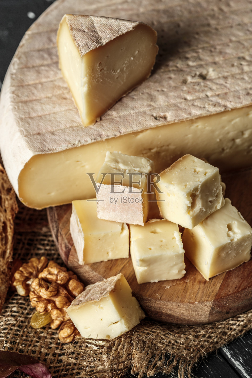 乡村木板上的美味奶酪块照片摄影图片