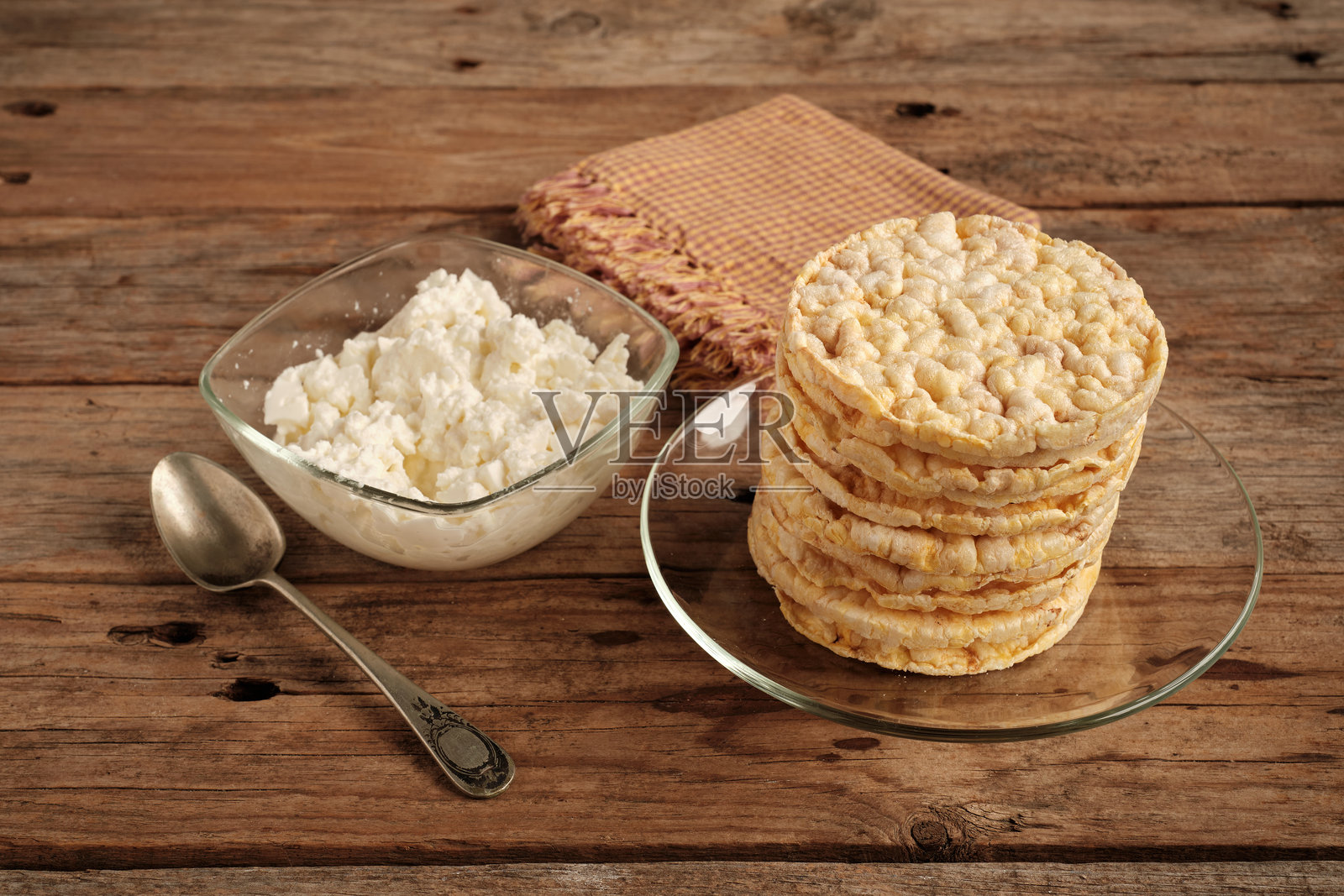 木桌上放着玉米和新鲜奶酪煎饼,配有勺子照片摄影图片