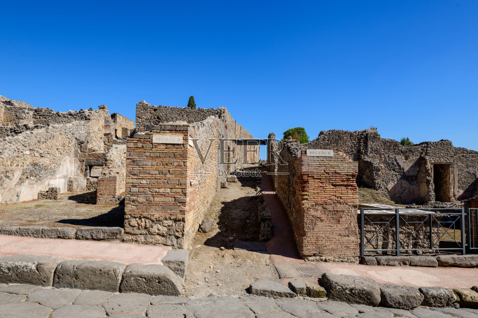 庞贝遗址的砖石入口照片摄影图片