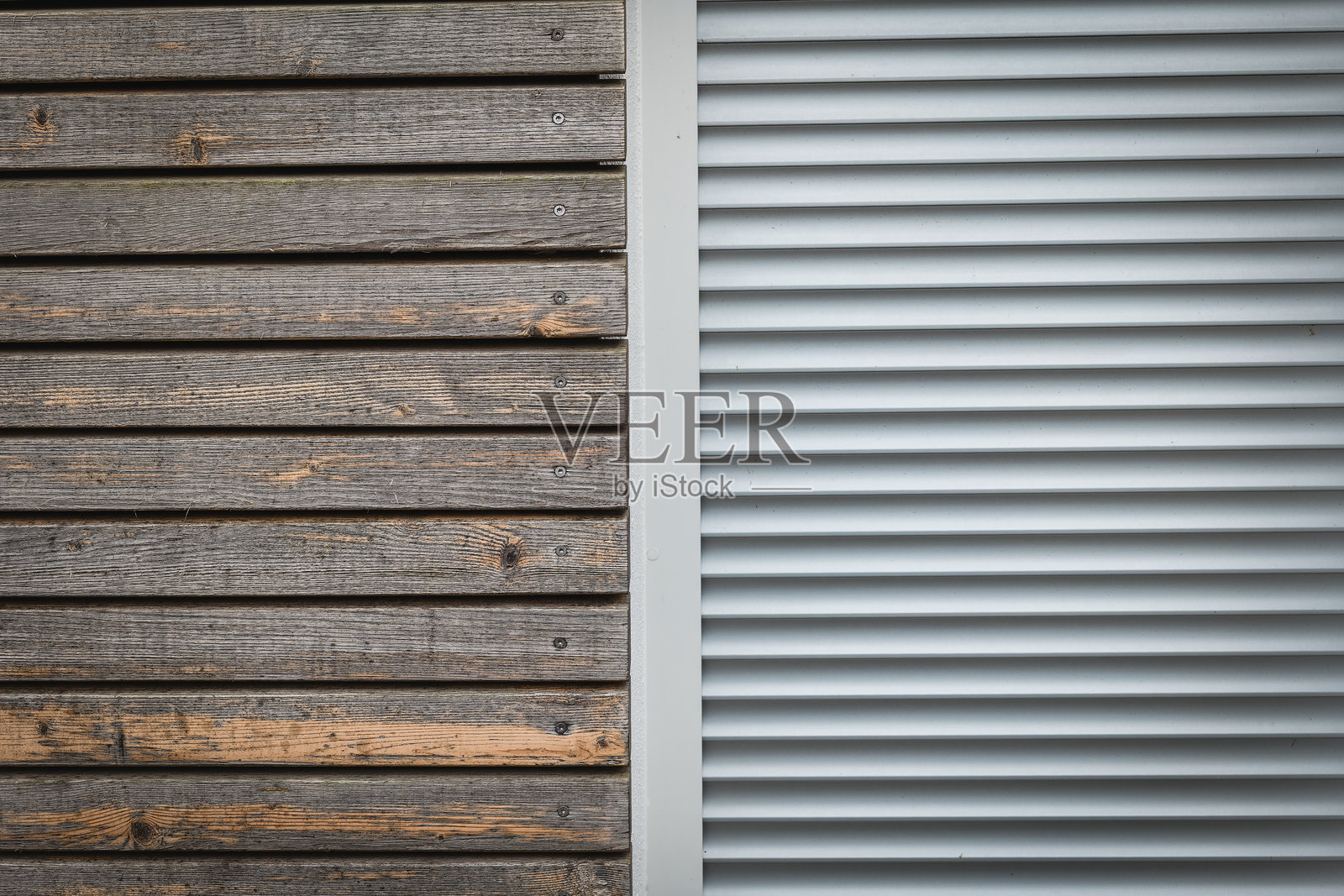 白天,建筑物中木材和金属的表面在质感和颜色上呈现出对比效果。照片摄影图片