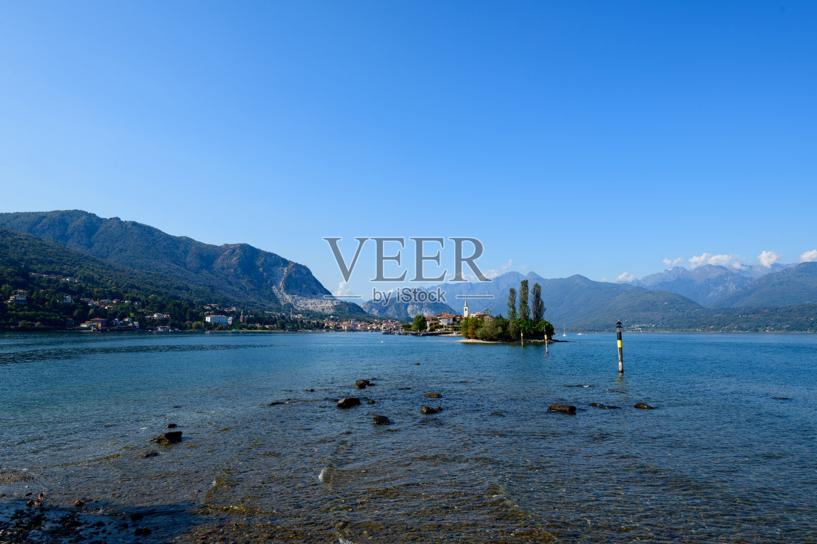 马焦雷湖和贝拉岛的晴朗天气照片摄影图片