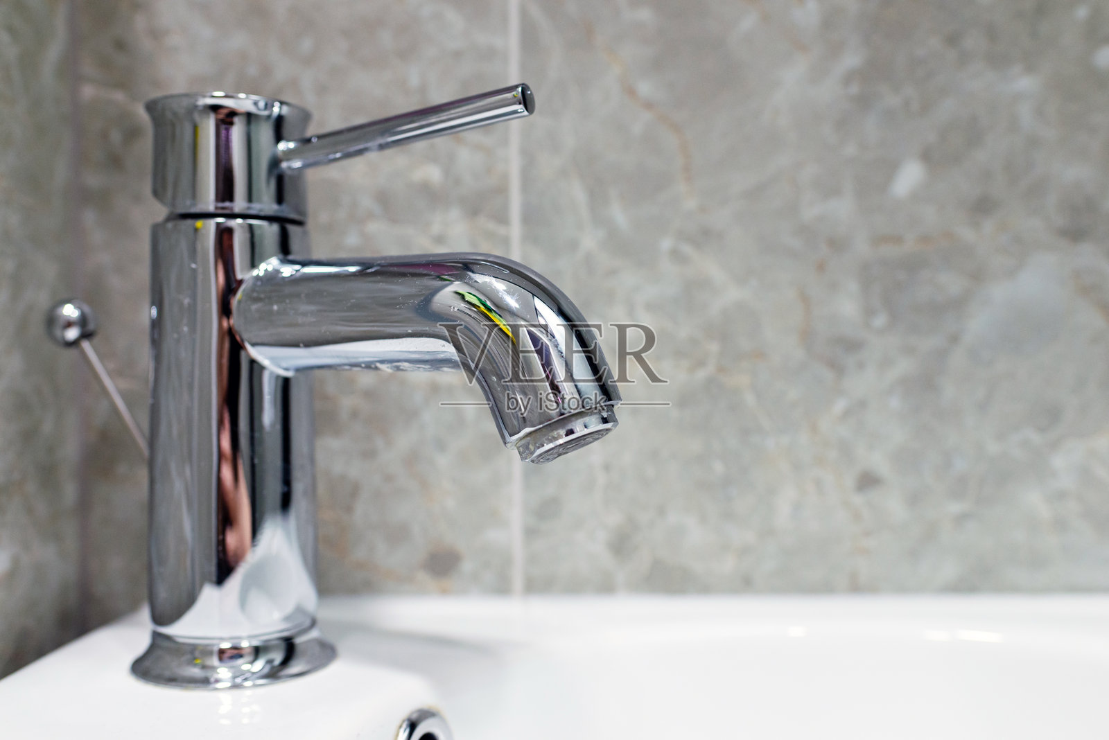 豪华镀铬浴室水龙头特写照片摄影图片