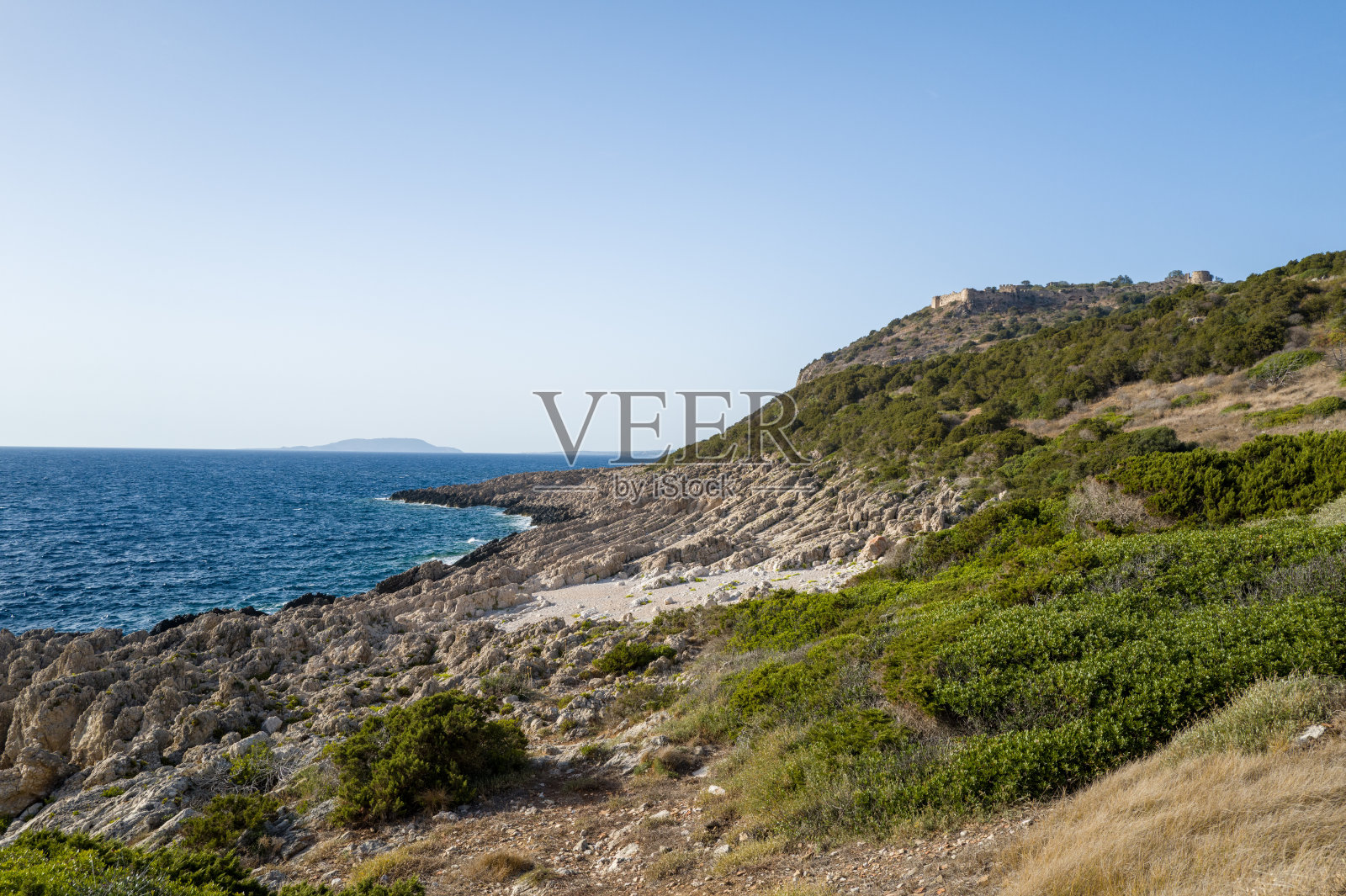 梅索尼岬角的岩石海岸和堡垒山照片摄影图片