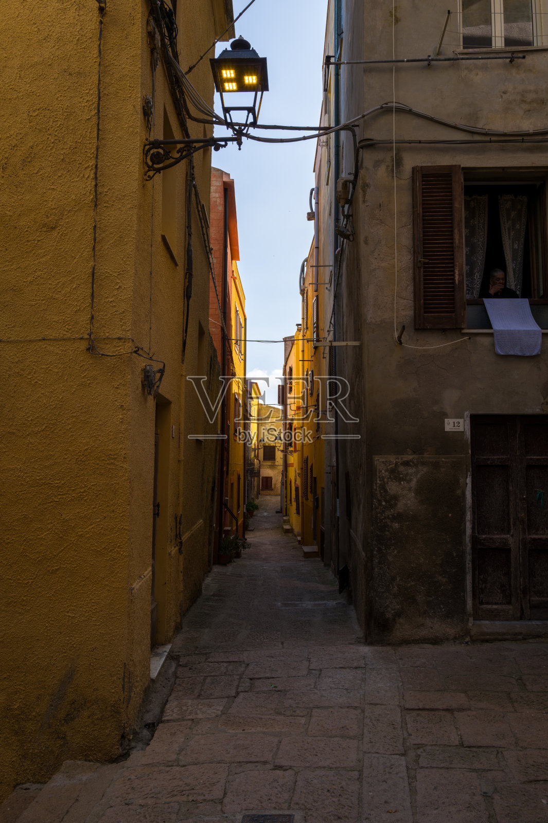 萨尔迪尼亚卡斯特尔萨尔多古城的黄昏小巷与灯笼照片摄影图片