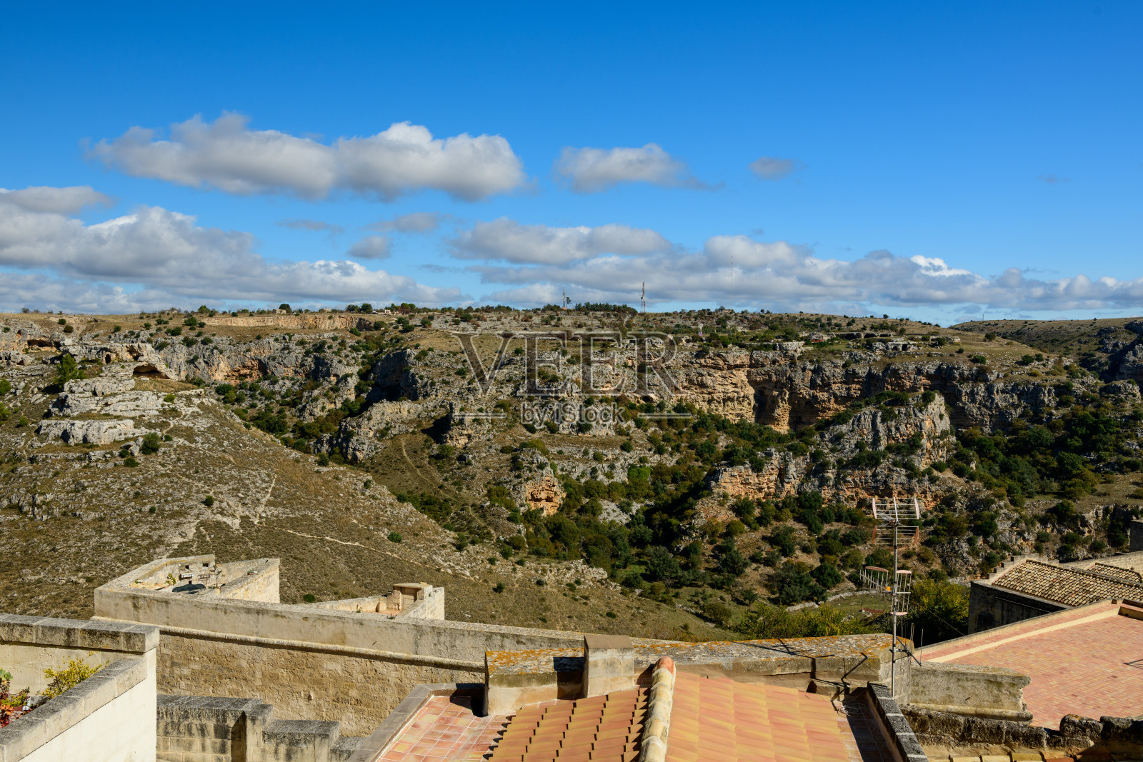 马泰拉,蓝天下的崎岖峡谷风光照片摄影图片