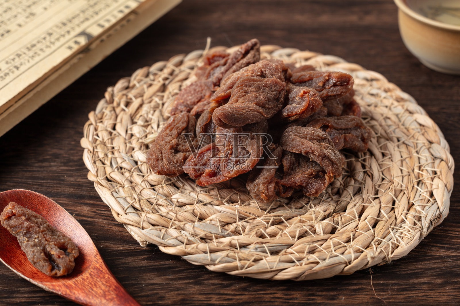 阳光晒干的杏子照片摄影图片