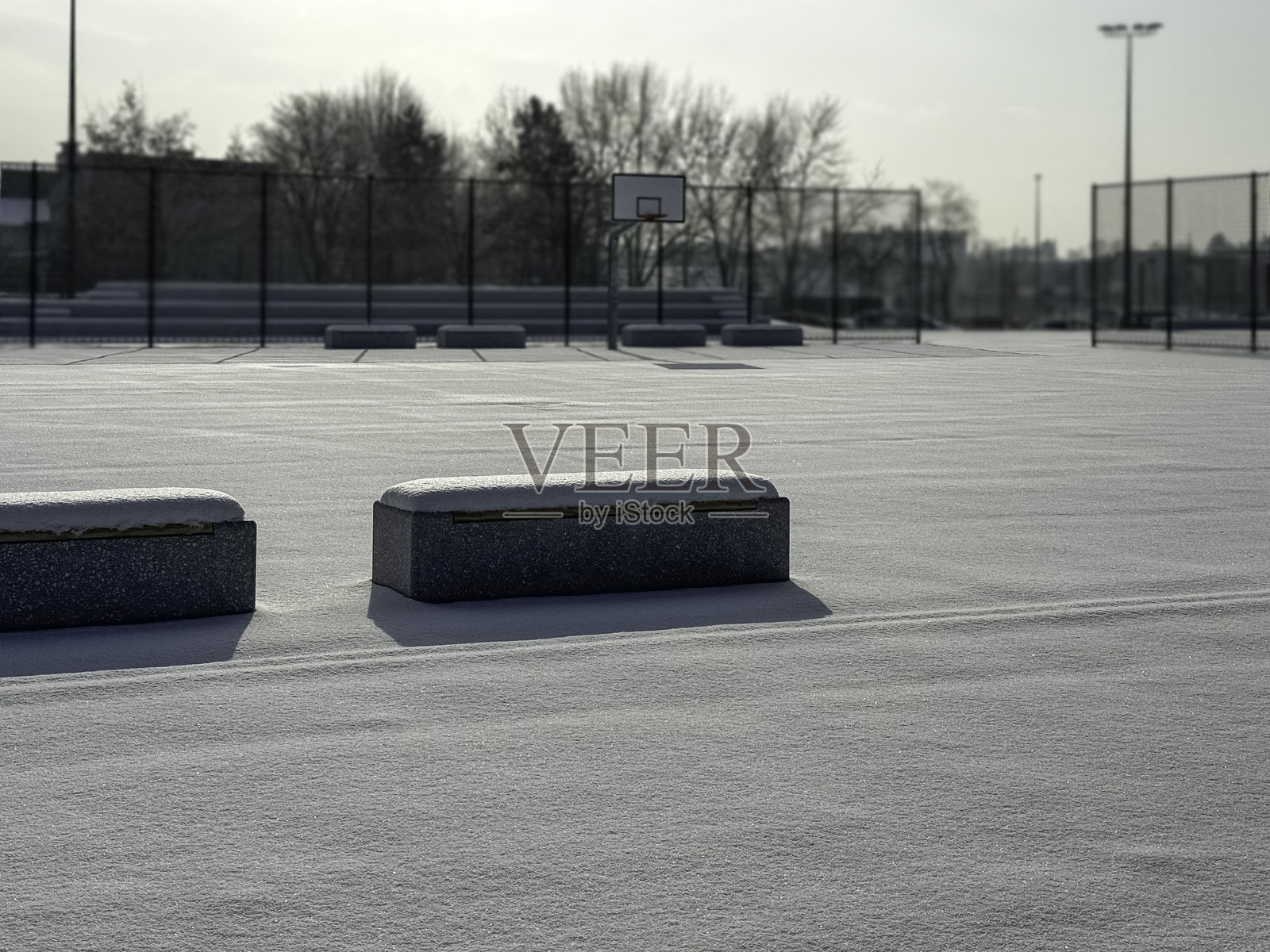 冬天,覆盖着雪的篮球场,空旷的运动场照片摄影图片