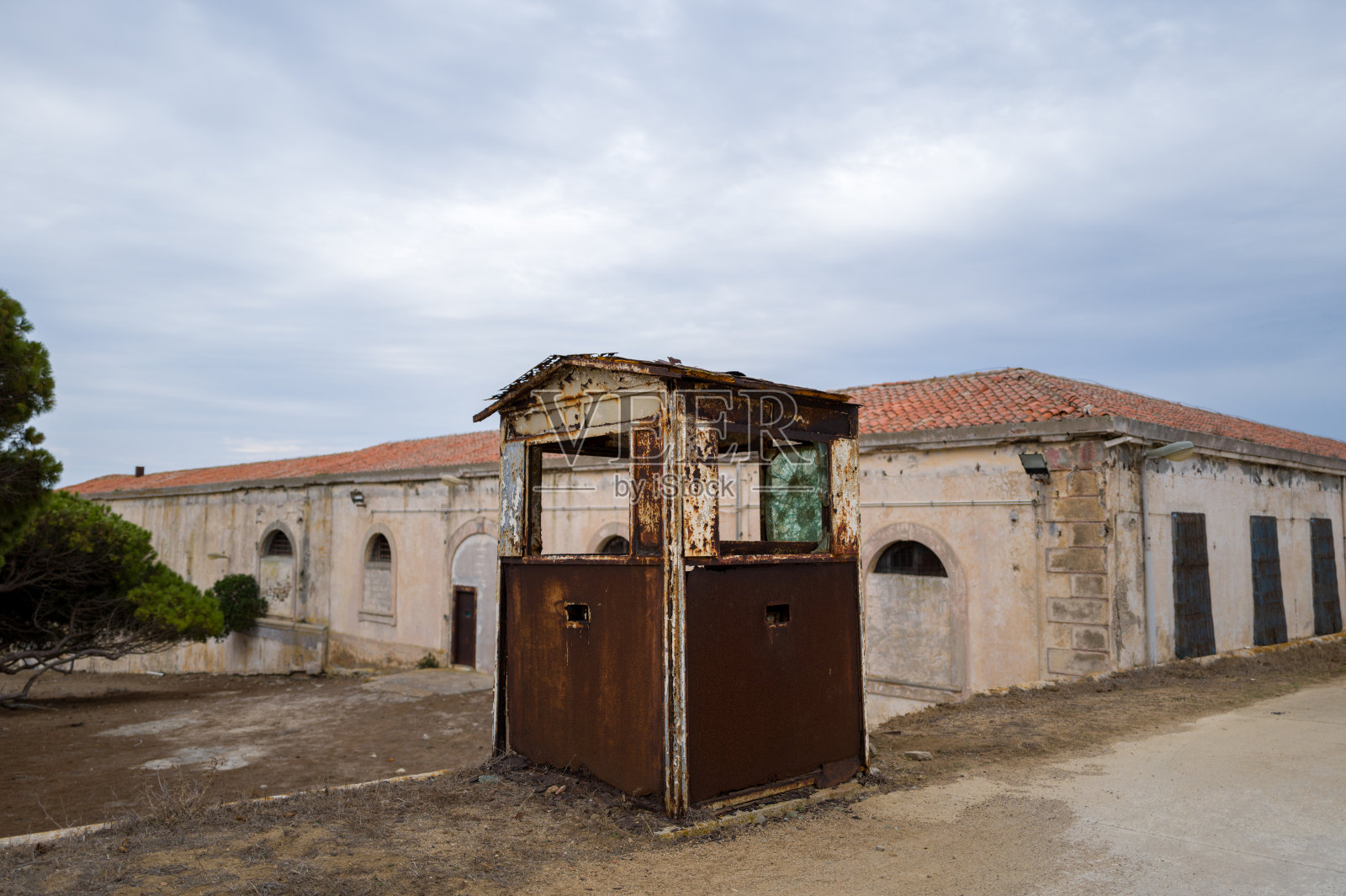 撒丁岛荒村里的锈迹斑斑的保安岗亭照片摄影图片