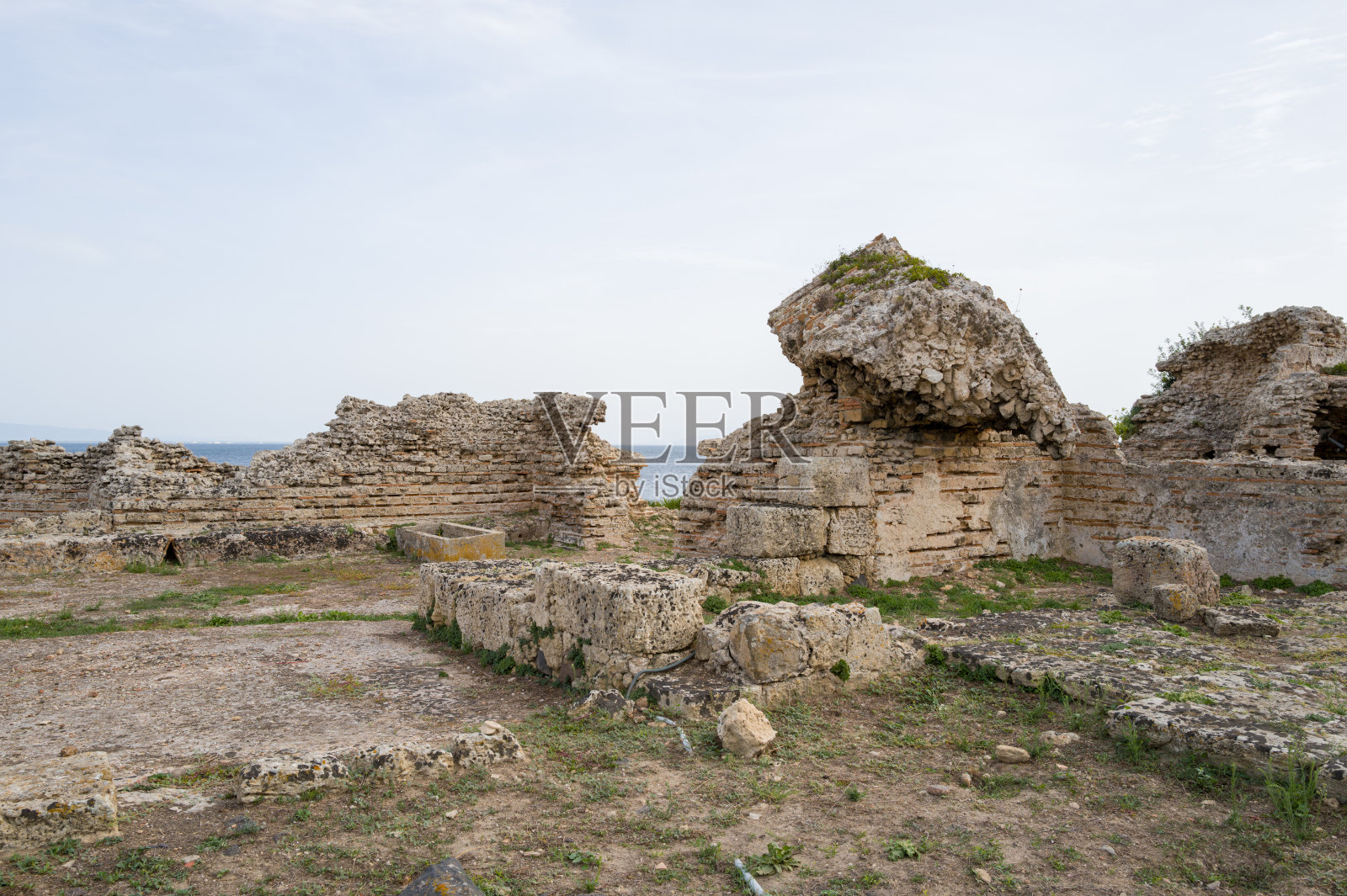 萨罗斯考古遗址风化的古老城墙照片摄影图片