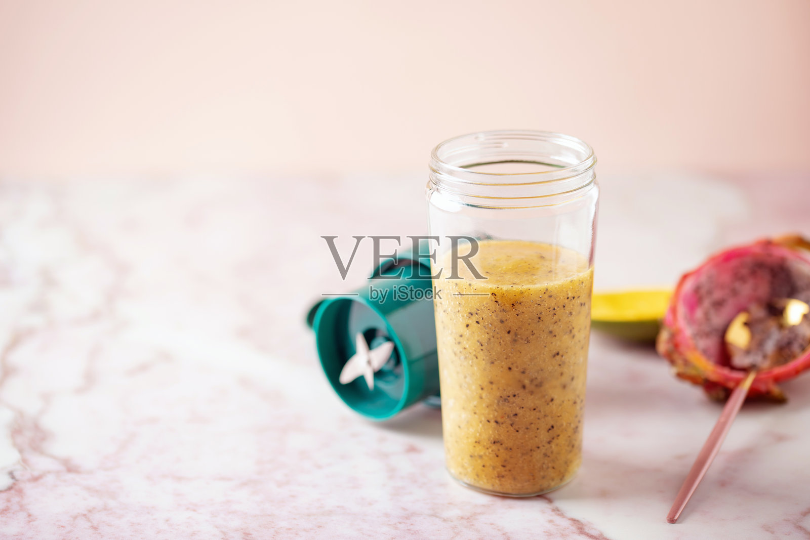 便携式搅拌机中的热带芒果和火龙果冰沙照片摄影图片