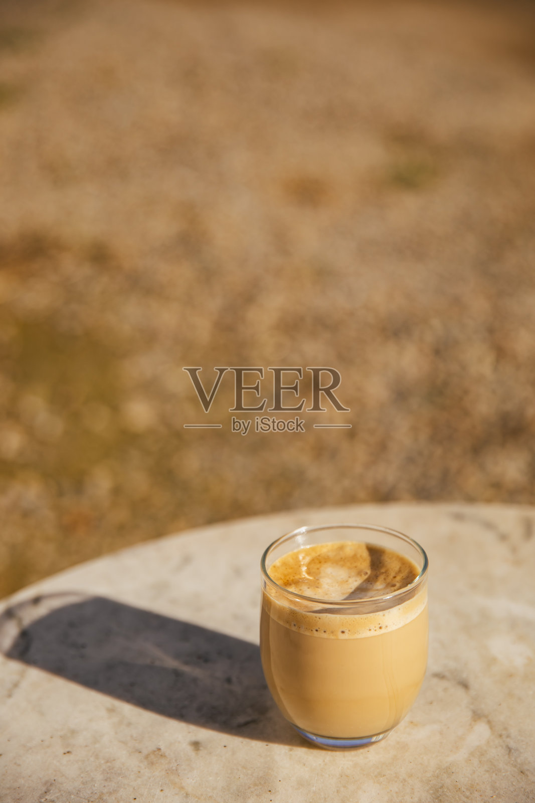 乡村户外桌上的咖啡牛奶饮品照片摄影图片