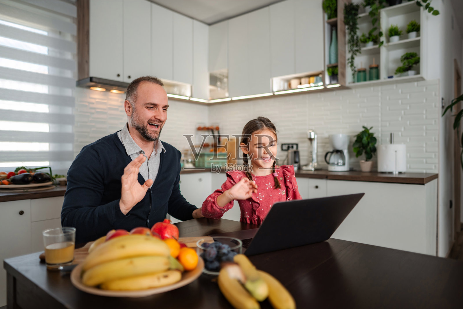 父亲在家中与女儿一同准备健康食品照片摄影图片