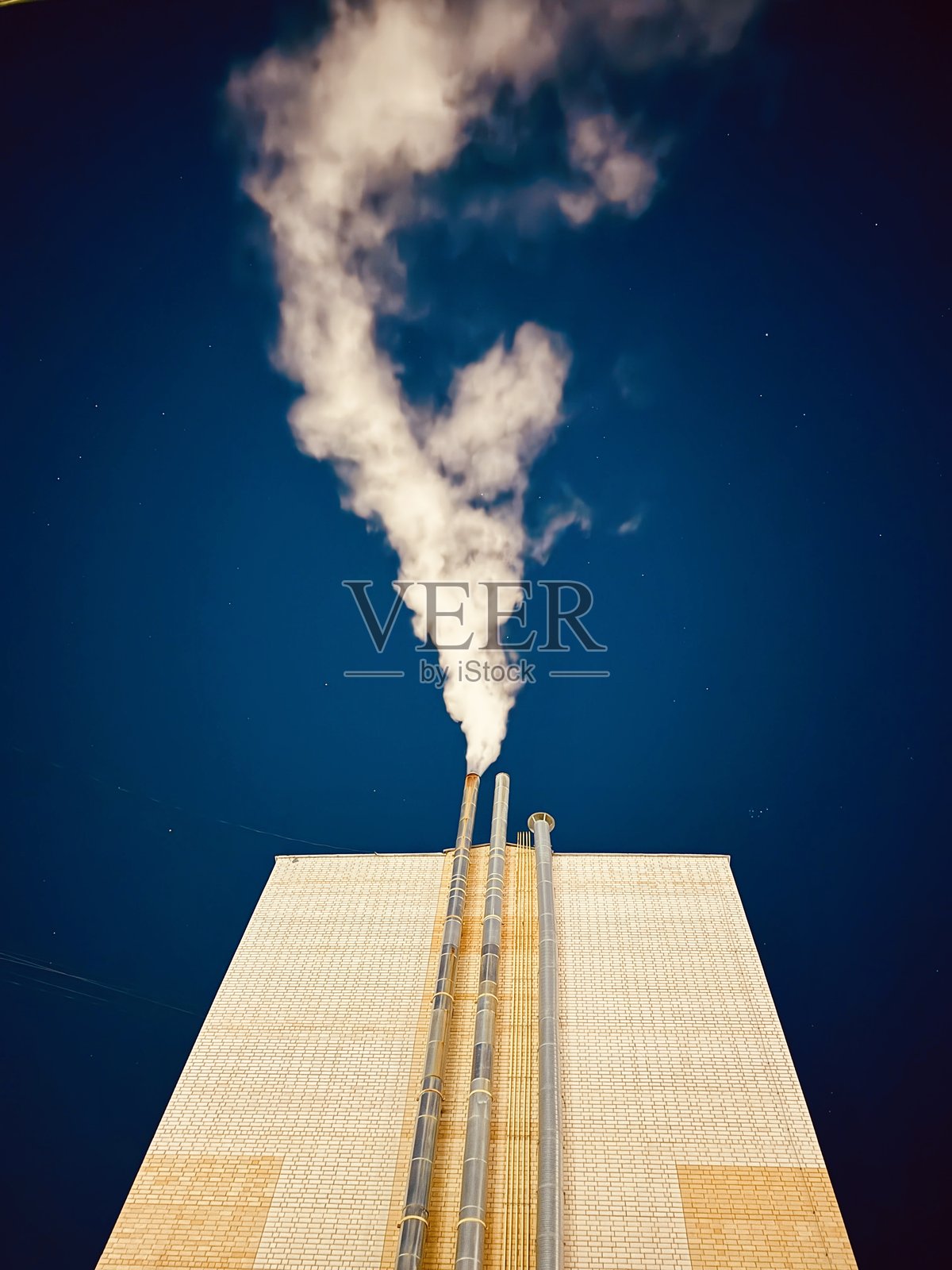 夜间塔架维护,混凝土结构通风至星空,发光的混凝土井架在宁静的夜晚被工作人员照亮,检查结构完整性照片摄影图片