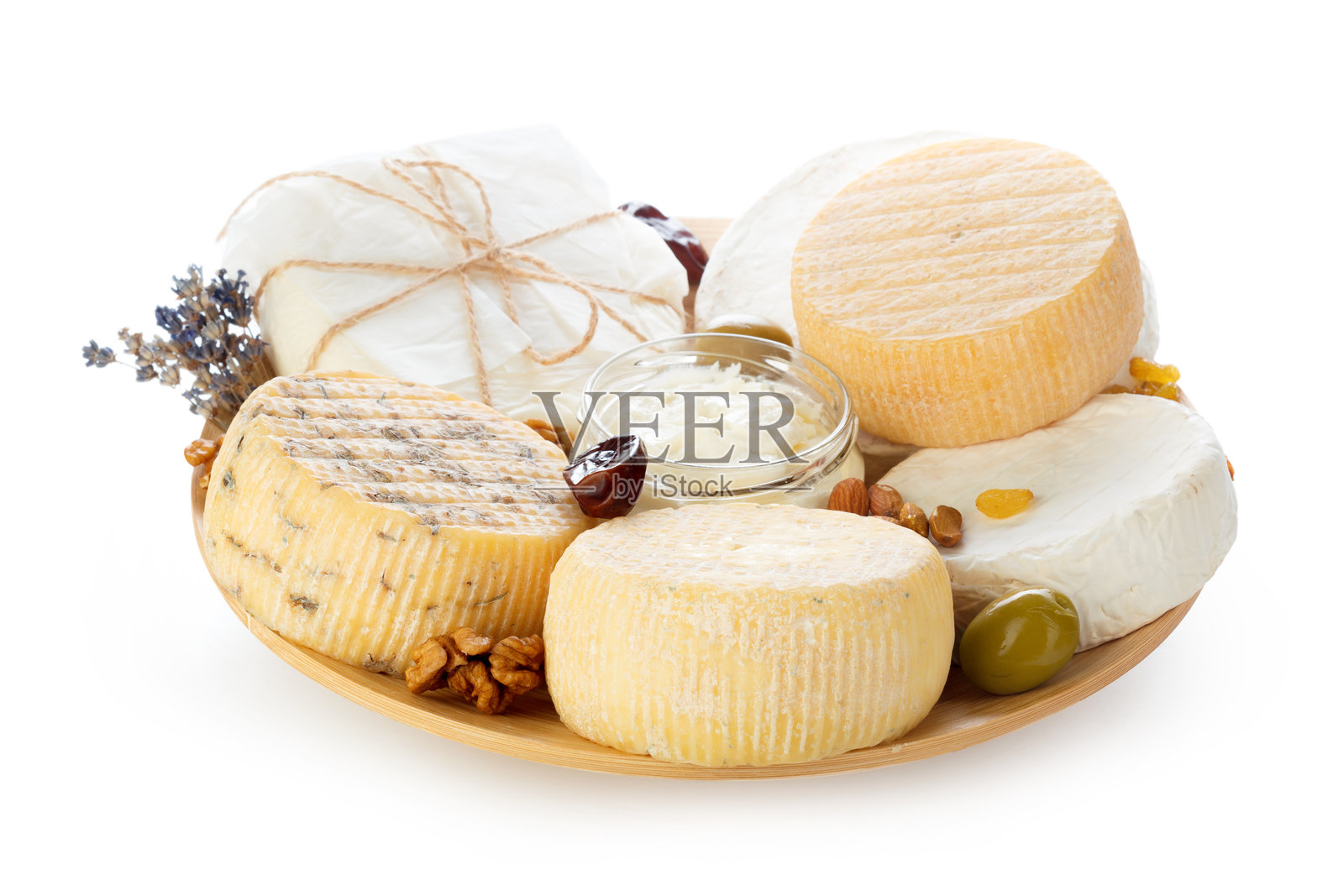 奶酪拼盘,内有多种奶酪、坚果和橄榄,是美味的零食照片摄影图片