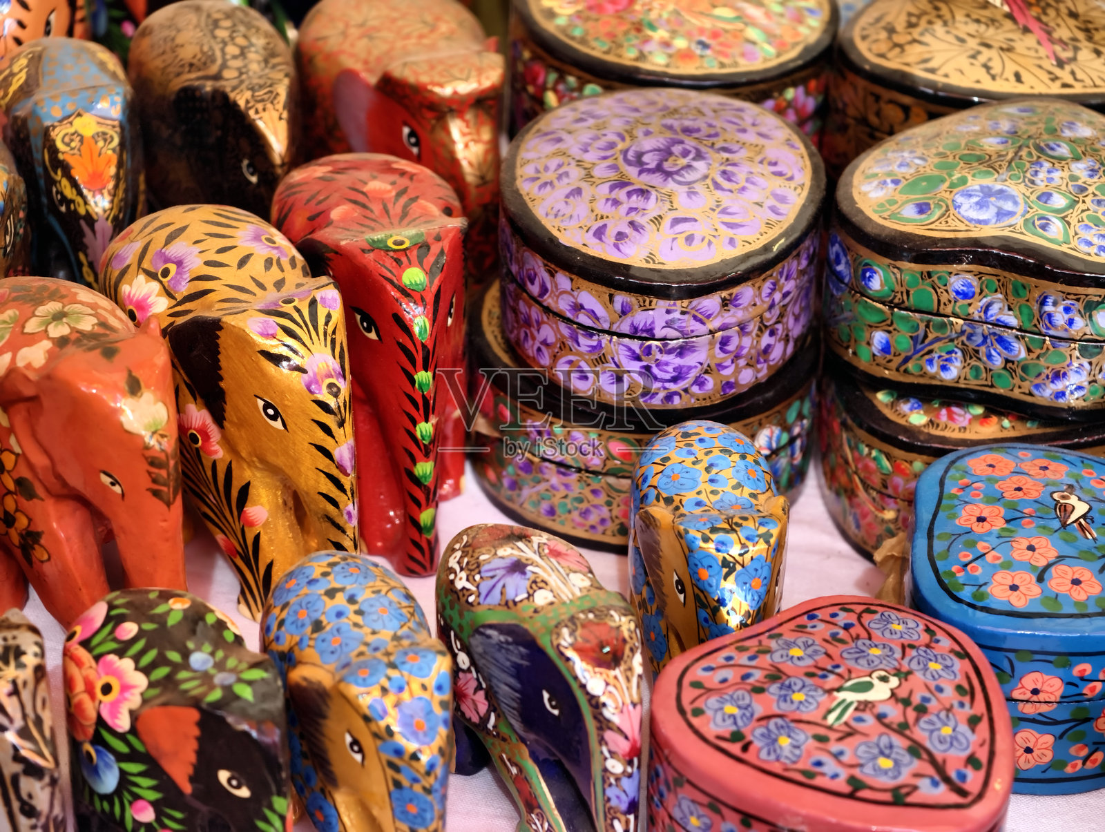 印度浦那,印度市场出售的具有传统设计的纺织品和木制品的手工艺品,采用选择性聚焦。照片摄影图片