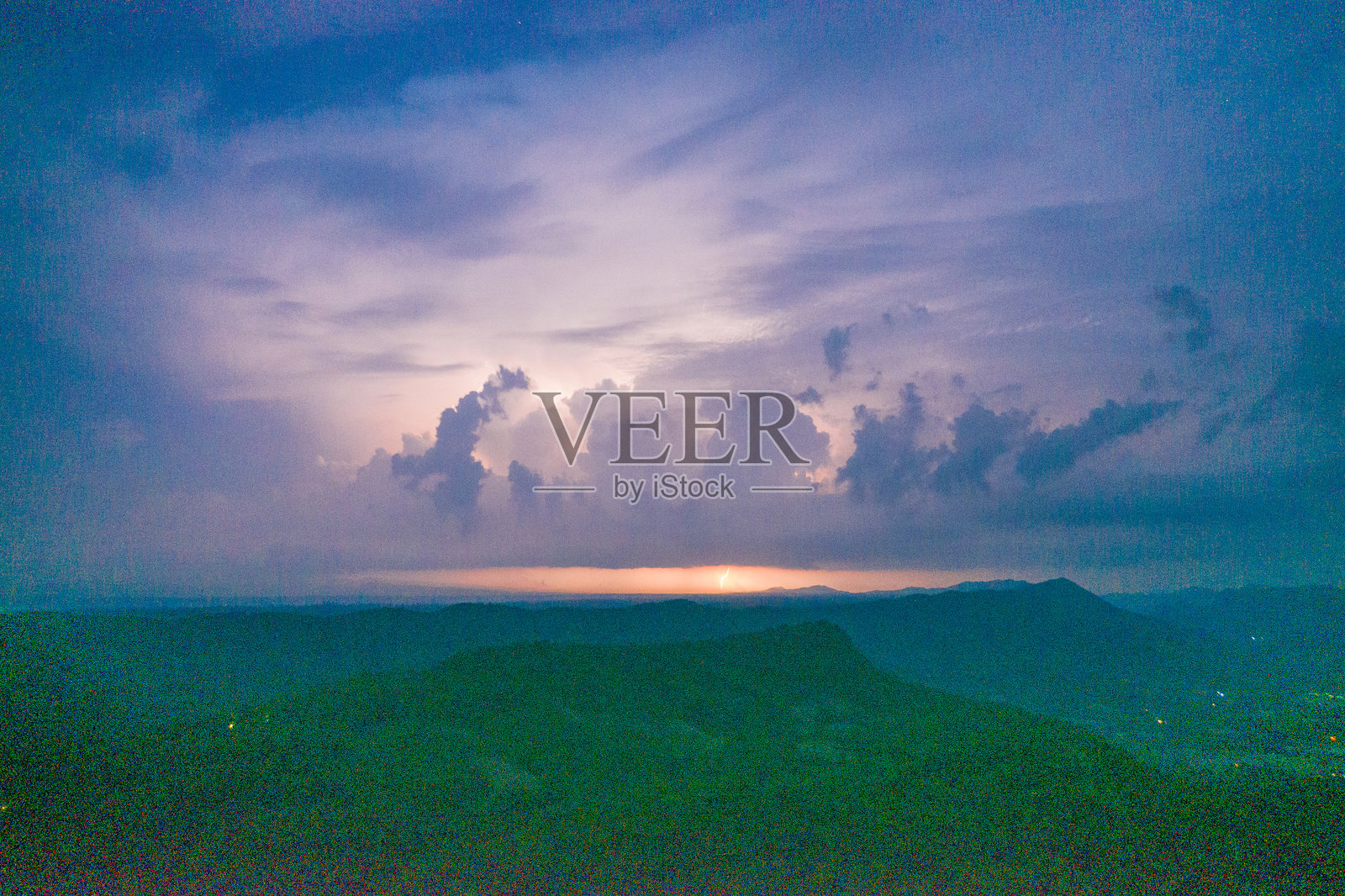 黄昏时分,电闪雷鸣,乌云密布照片摄影图片