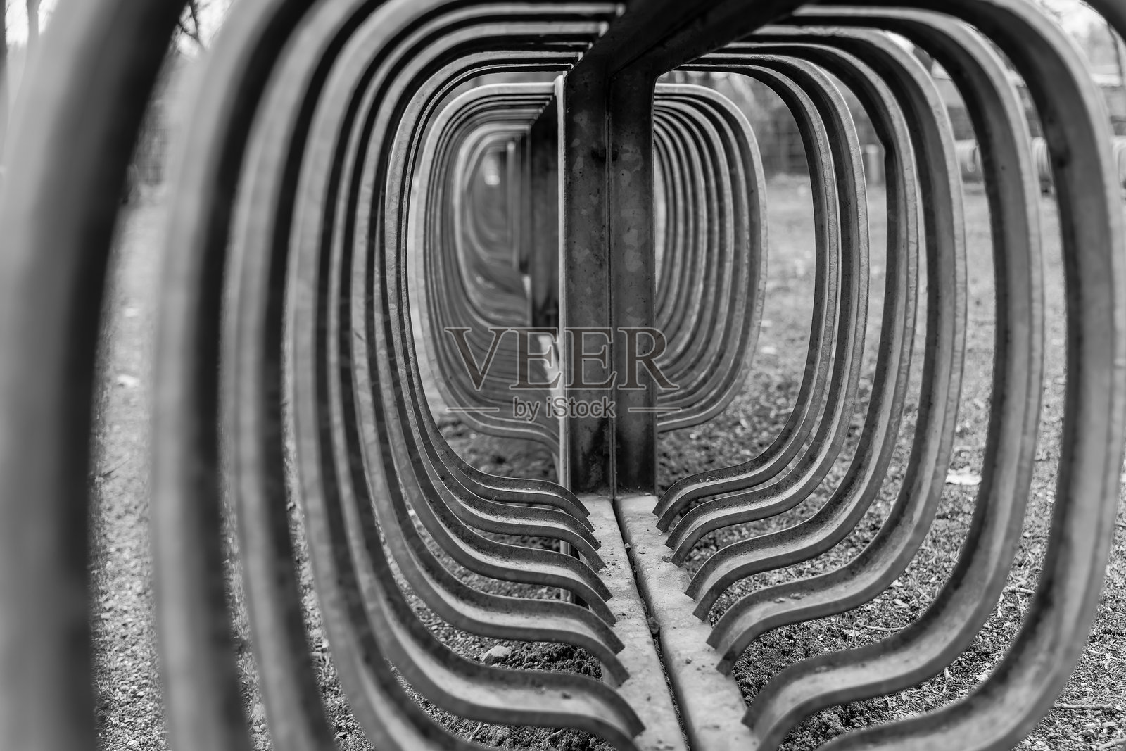 宁静午后,公园里自行车架的优雅曲线照片摄影图片