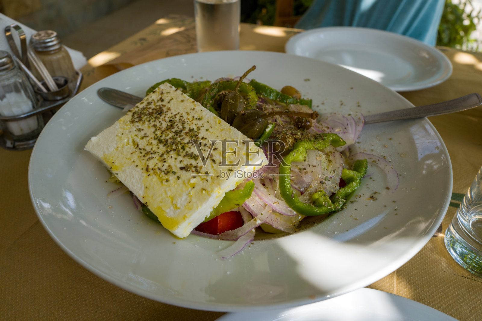 传统的希腊沙拉,配有菲达奶酪和橄榄照片摄影图片