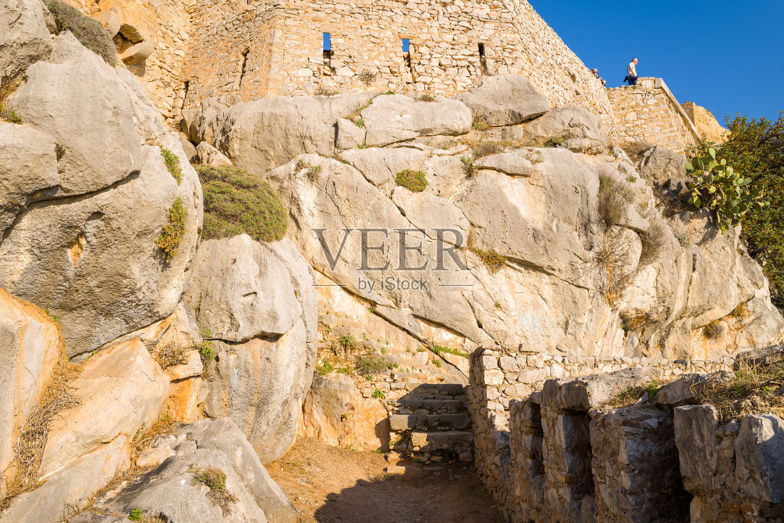 希腊古老要塞墙下的岩石斜坡照片摄影图片