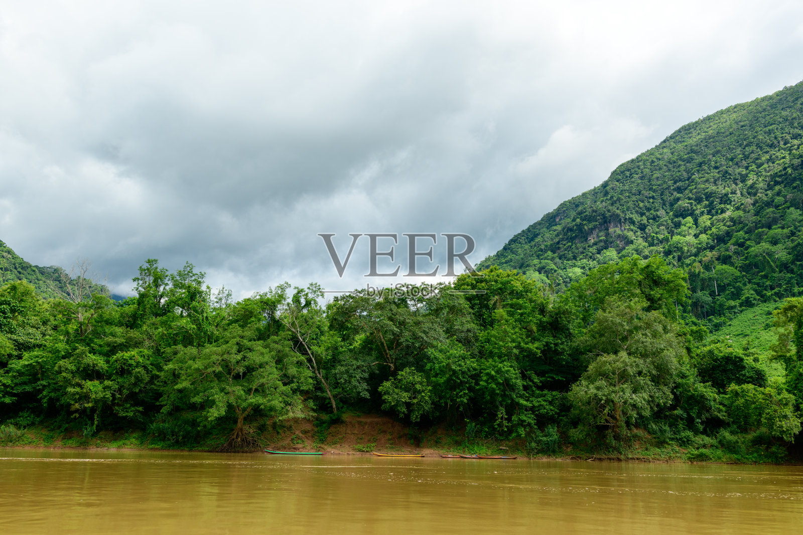 老挝南哦河岸上的风暴云照片摄影图片