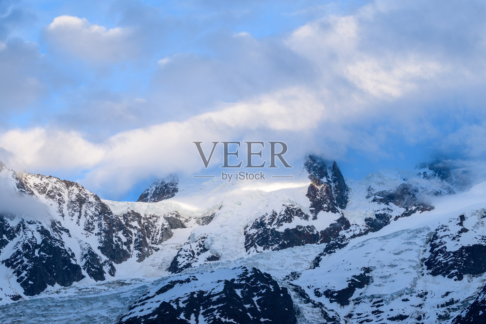 云层下的塔库尔勃朗峰的雪山之巅照片摄影图片