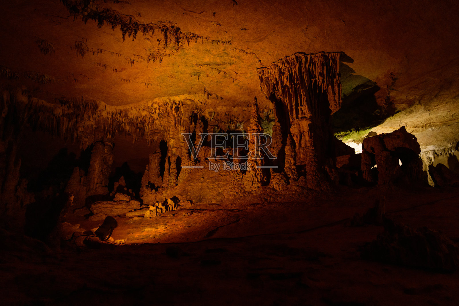 石灰岩柱上的金色光辉,位于孔罗洞穴内照片摄影图片