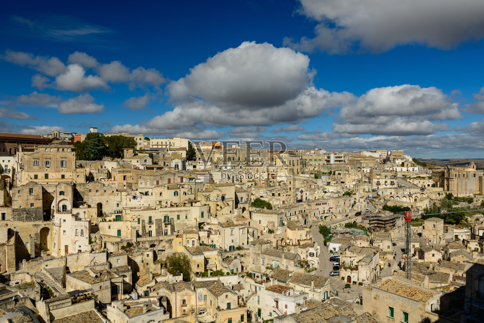 意大利马泰拉古老的石头房屋和蜿蜒的小巷照片摄影图片