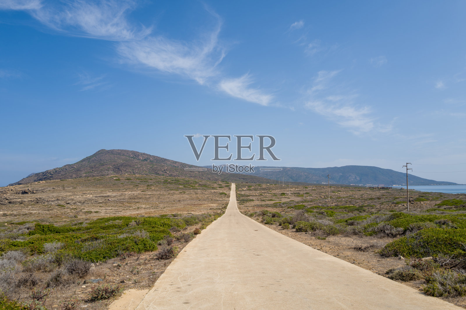 穿越野性阿西纳拉风景的笔直长路照片摄影图片