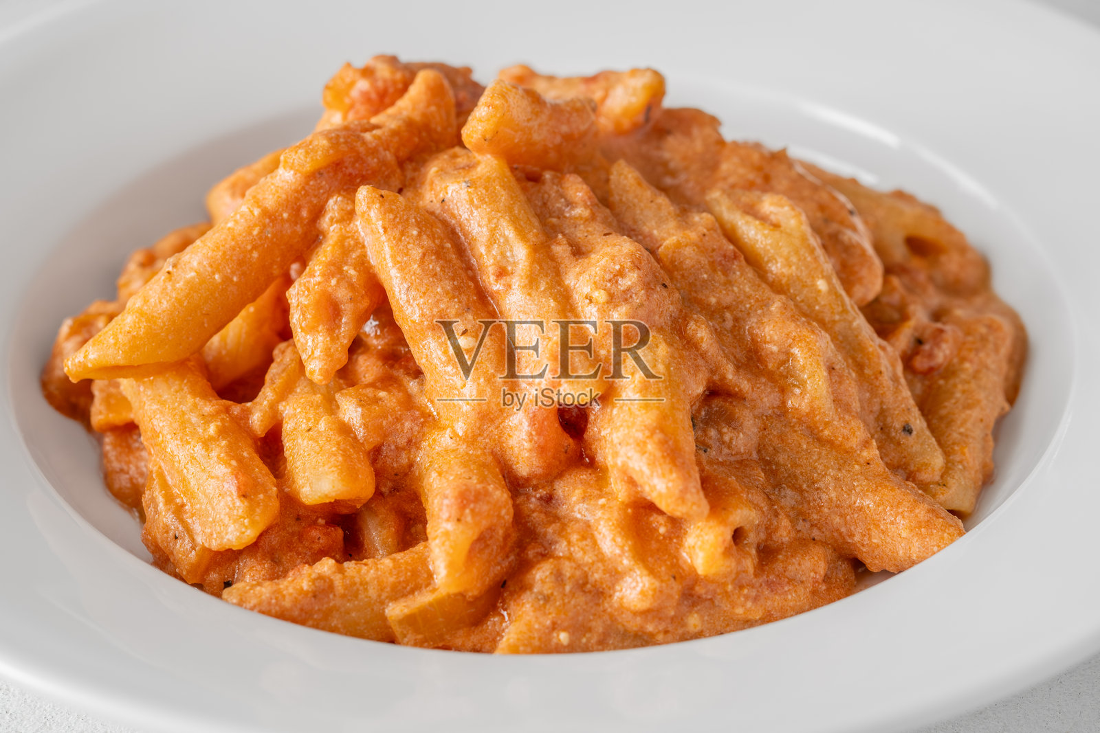 奶油里考塔番茄酱笔管面配帕玛森芝士碎照片摄影图片