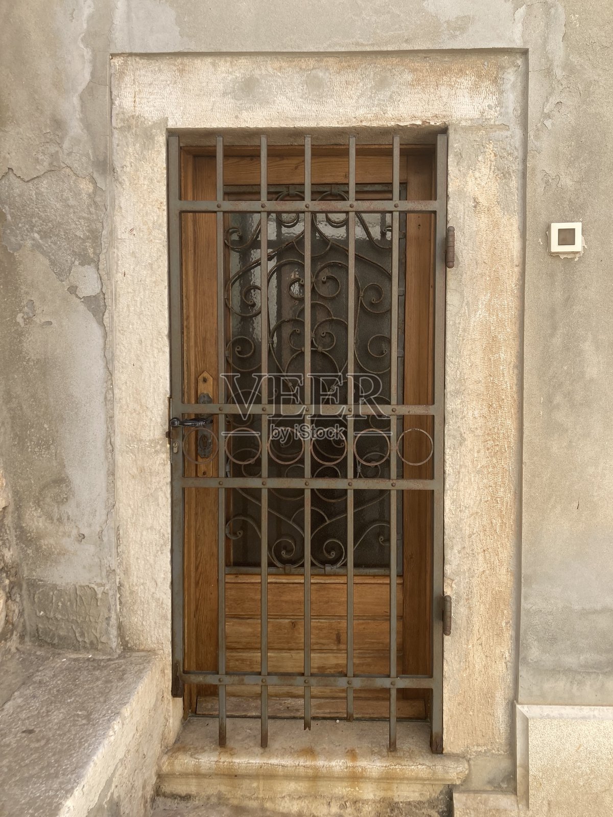 带格栅和白色门框的长方形木门照片摄影图片