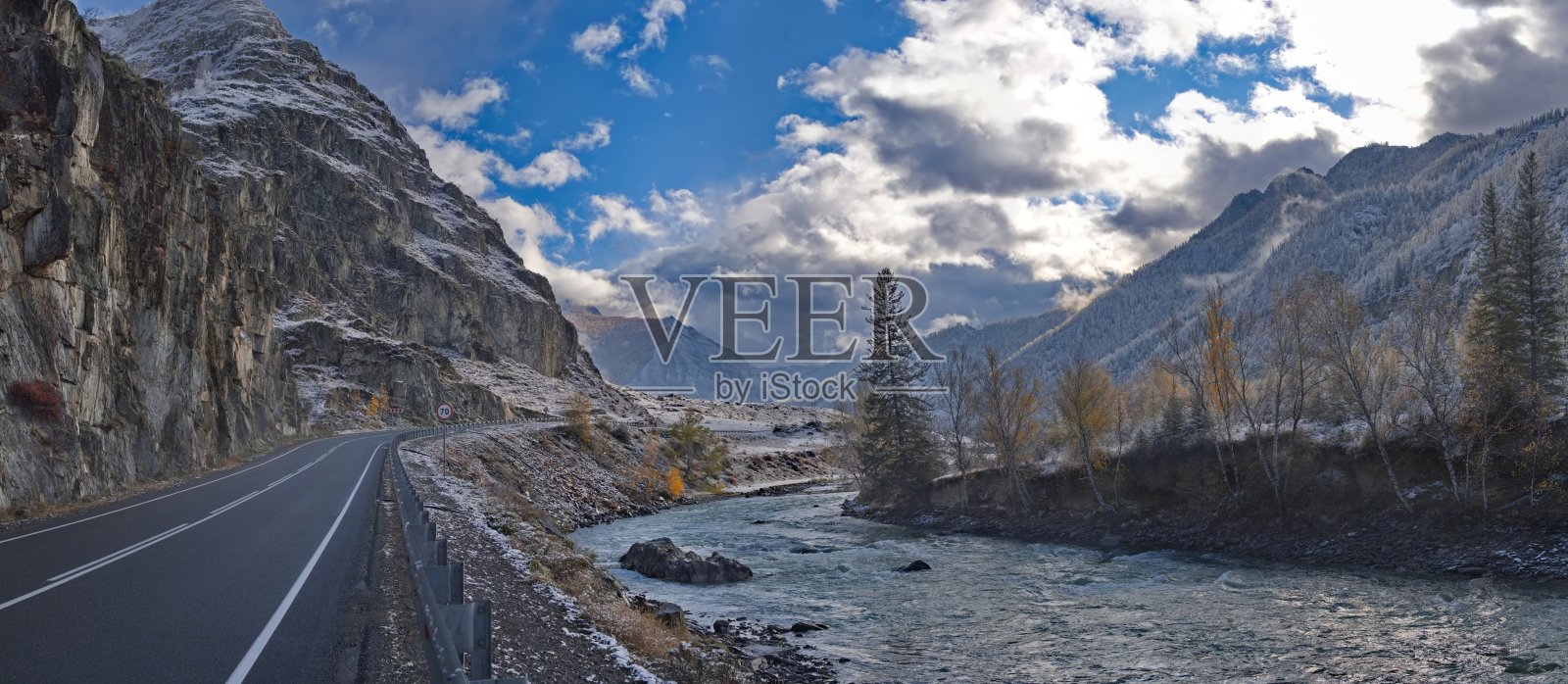 Chuisky highway in a white robe照片摄影图片